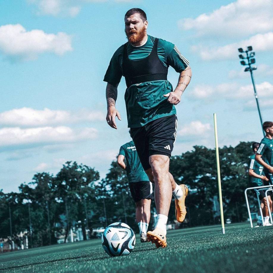 Con 191 centímetros de altura y 86 kilos de peso, su fornida imagen atípica para un futbolista de élite corrió como la pólvora y fue objeto de algunos comentarios hirientes.