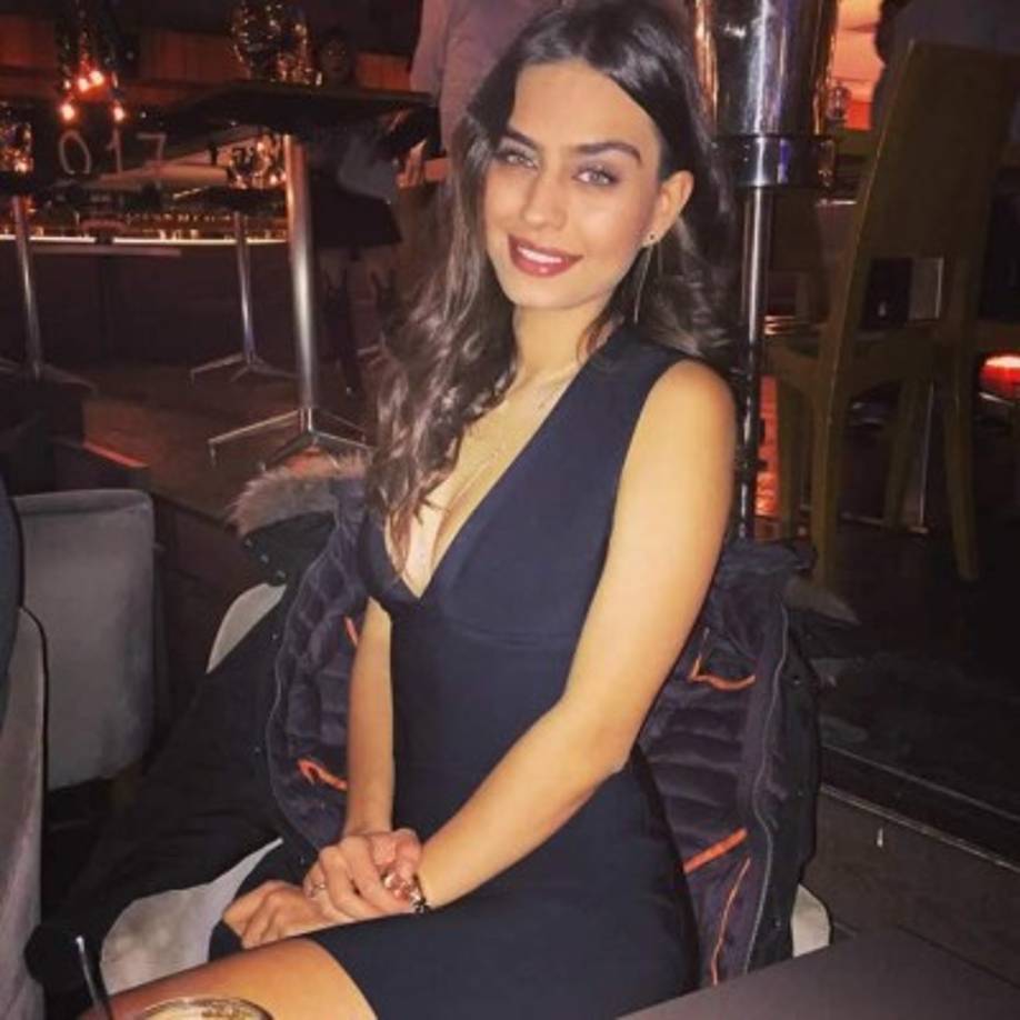 Nació y fue criada en Suecia, aunque siempre ha destacado su descendencia turca.