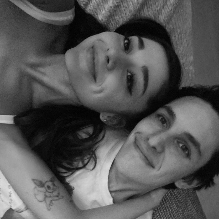 Según trascendió, en lugar de pagar manutención conyugal mensual, Ariana le está dando a Dalton un pago por adelantado, lo que fue un mejor acuerdo financiero para su ex. Aparentemente, el acuerdo presentado ante el Tribunal Superior de Los Ángeles también le otorga a Gómez, de 28 años, quien es un exitoso agente inmobiliario, seguridad continua las 24 horas porque Grande quería que su ex viviera un estilo de vida seguro y privado después de su separación.