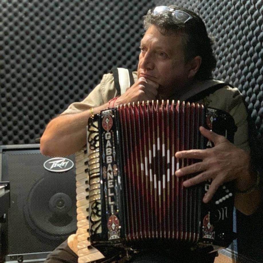 Luego de un par de meses que Ramiro Delgado salió del grupo por problemas de salud, se enteró que la serie ya era un hecho.