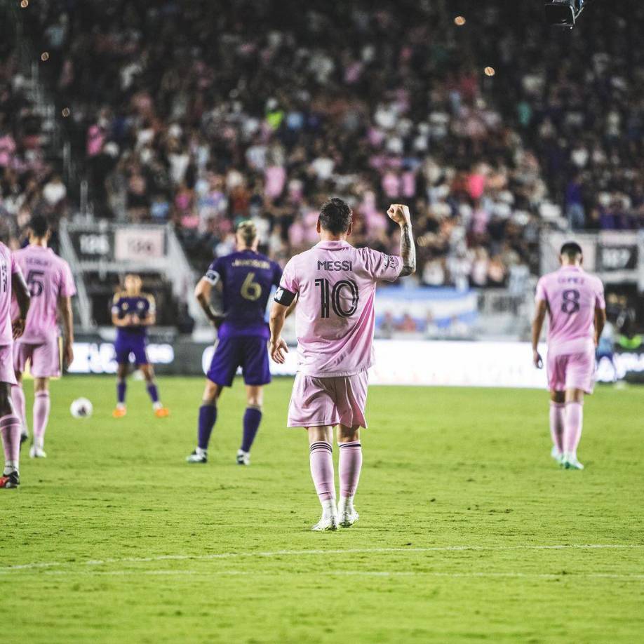 Tras finalizar el duelo, el DT del Orlando City “estalló” sobre el arbitraje: “El mensaje no es claro, el partido no merece un penalti así. Esas jugadas tienen influencia, estamos muy frustrados. La gente quiere ver fútbol y el árbitro tiene que ser justo. Esto no sucedió hoy”.