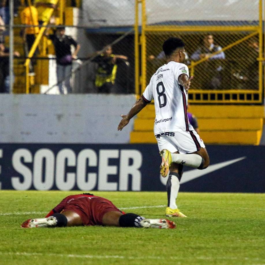 Johan Venegas celebrando el primer gol del Alajuelense contra el Real España, mientras Kevin Álvarez quedó tendido en el suelo.