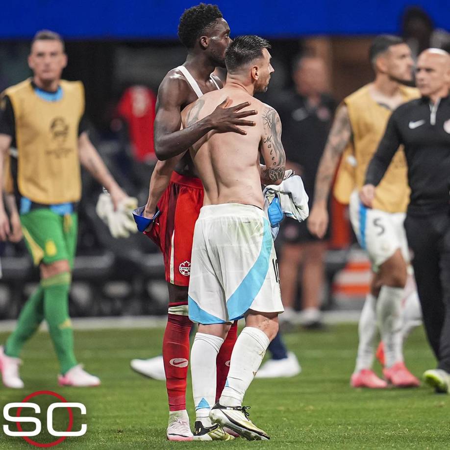 Tras el final del partido, Messi tuvo un buen detalle con Alphonso Davies. El argentino intercambió la camiseta con el capitán de Canadá.