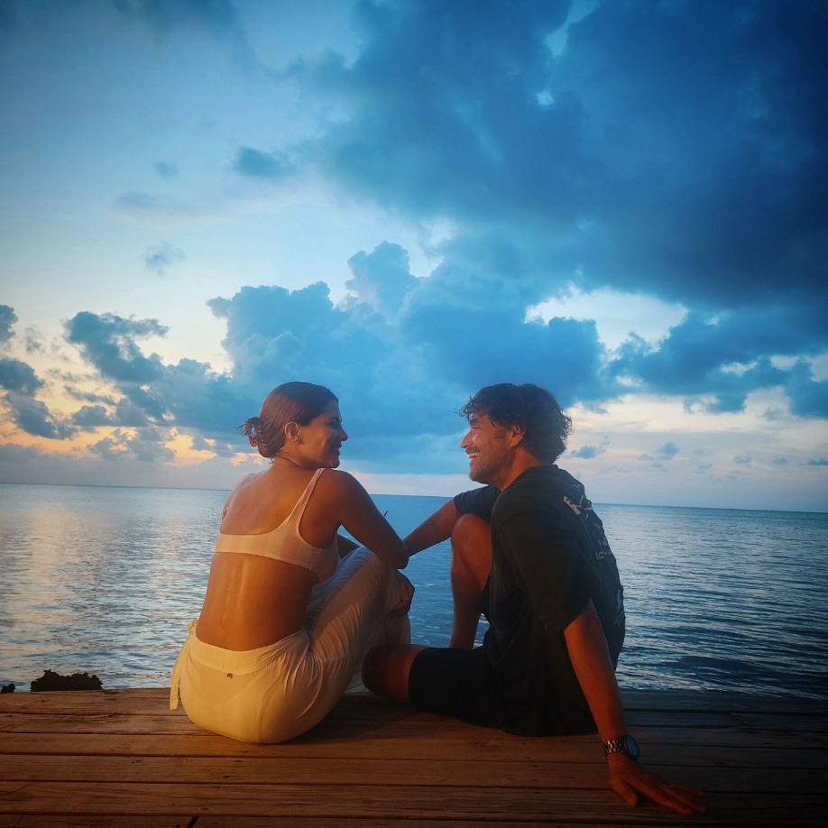 La pareja de enamorados no dudó en compartir varias imágenes de ambos disfrutando de los hermosos atardeceres en la isla.