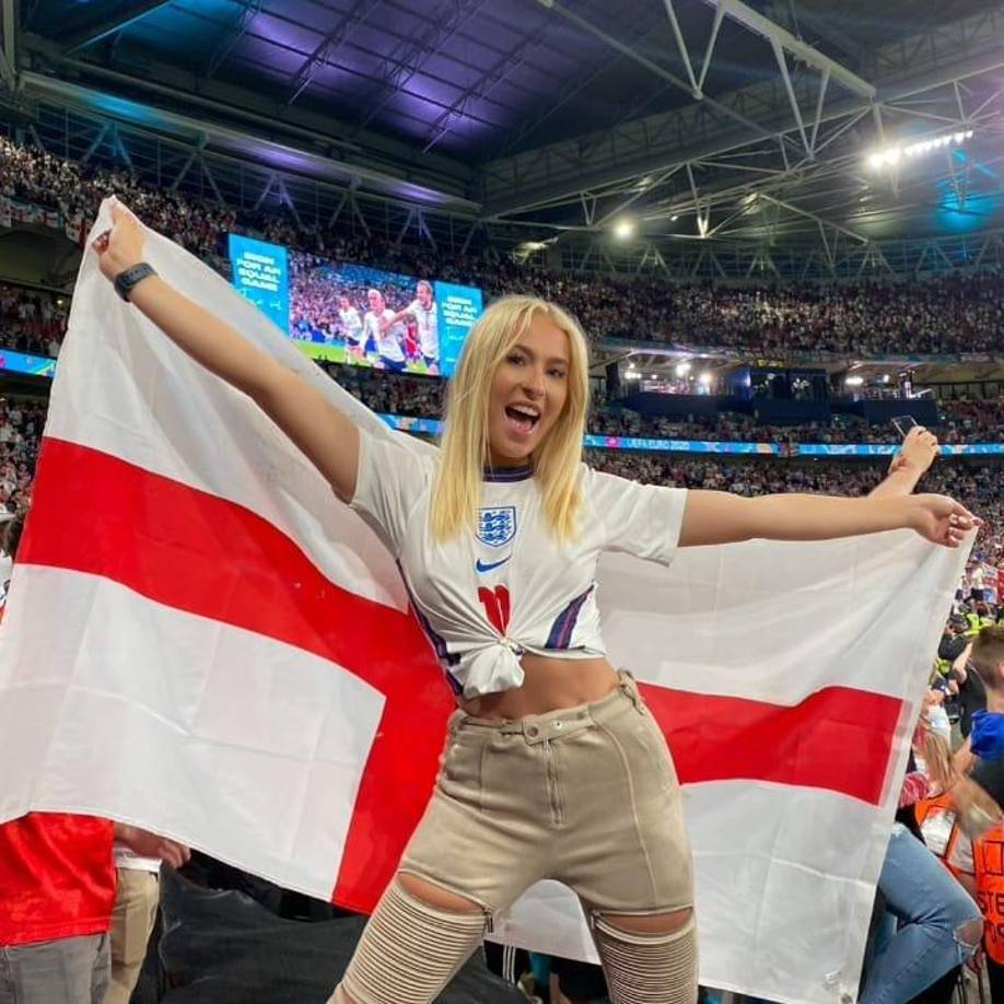  El texto que acompañó la imagen, donde Astrid lucía un seductor conjunto deportivo en color rosa, que resaltaba a la vista sus encantos.