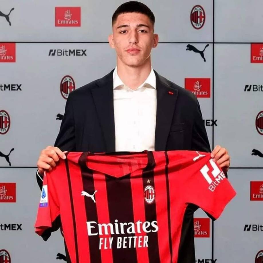 Nuevo fichaje para el AC Milan. Su nombre es Marko Lazetic, es serbio, juega de delantero y llega procedente del Estrella Roja. Tiene 18 años y mide 192 centímetros. La operación se cierra por una suma cercana a los cuatro millones de euros.