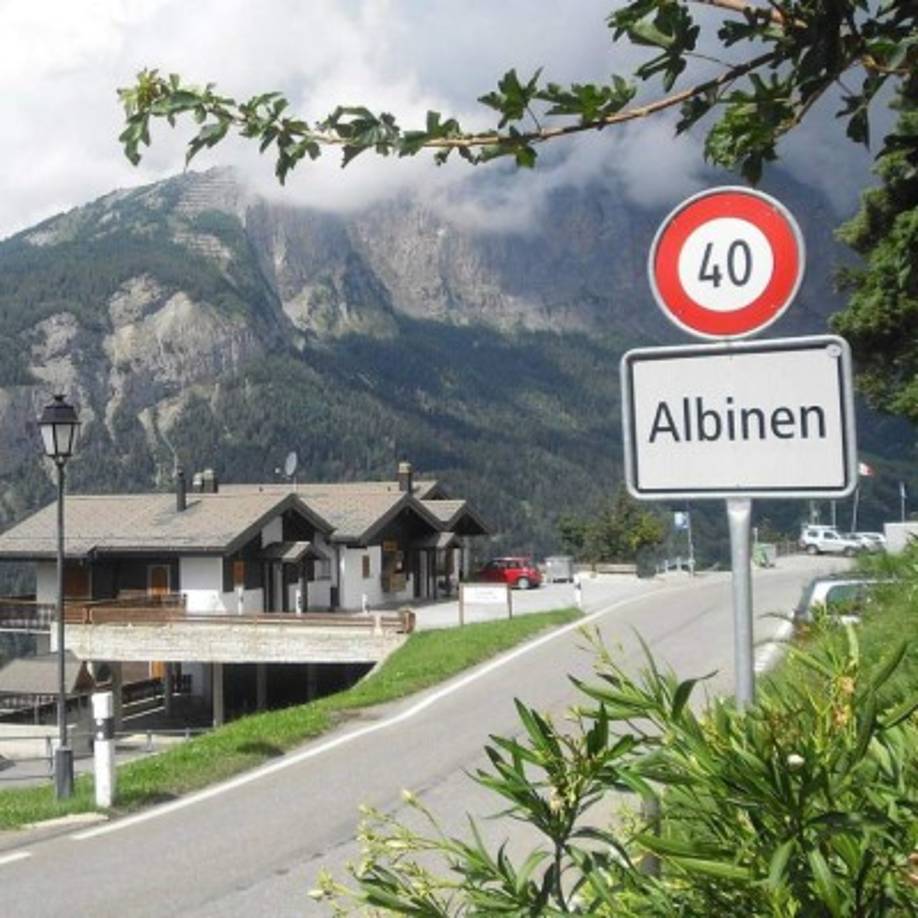 Además, tienen que comprometerse a quedarse al menos diez años en el pueblo y, si se marchan antes, tienen que devolver el dinero.<br/>