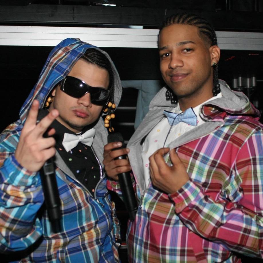 Fueron más de una veintena de canciones que Jowell y Randy interpretaron durante el espectáculo, que duró más de tres horas para entonces esperar a que Bad Bunny apareciera por sorpresa para los presentes para cantar ‘Safaera’, tema que forma parte del disco del llamado ‘Conejo Malo’, ‘YHLQMDLG’ (2020).