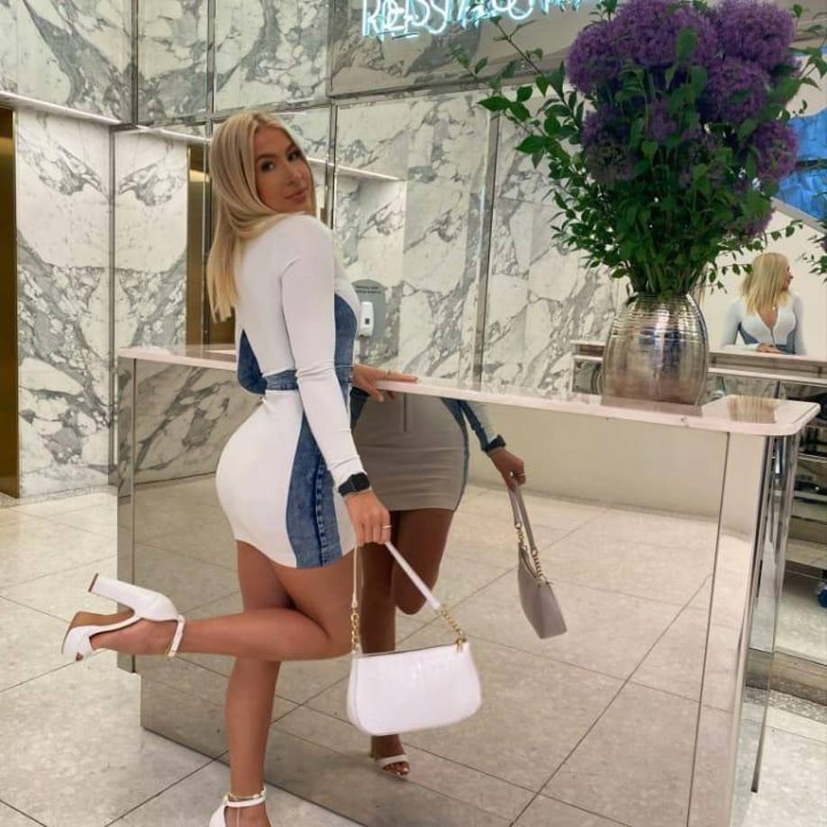 El próximo 4 de marzo se enfrentará a la joven celebridad de televisión británica, AJ Bunker.