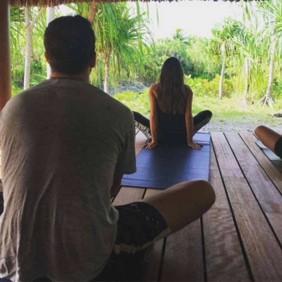Sofía Vergara y Joe Manganiello haciendo yoga.