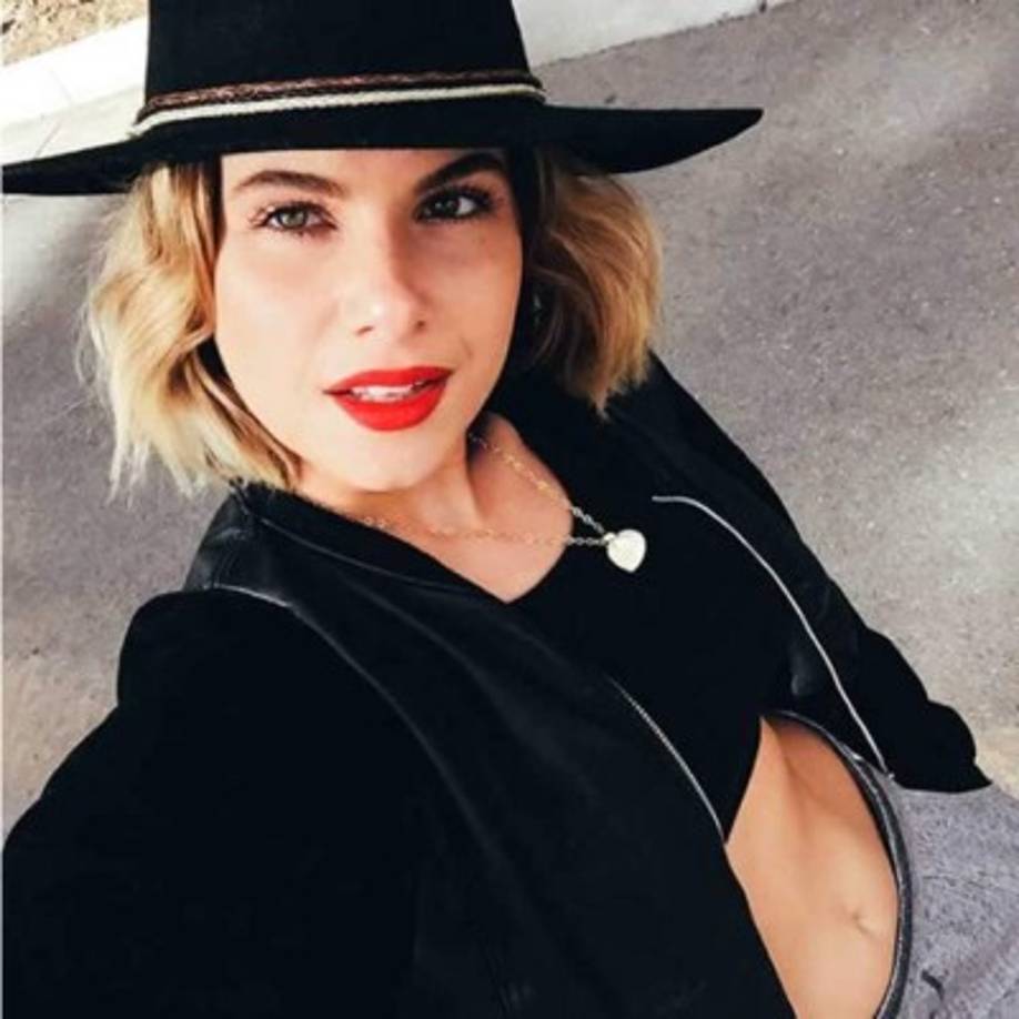 Leah también ganó popularidad y una gran cantidad de seguidores publicando videos en YouTube durante varios años.