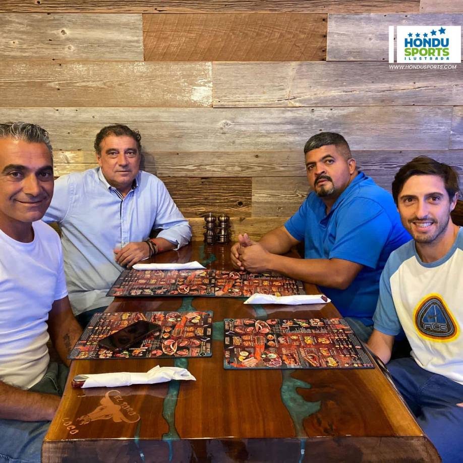 El cuerpo técnico de Fernando Mira, entrenador portugués del Vida, fue renovado por la directiva del Vida. 