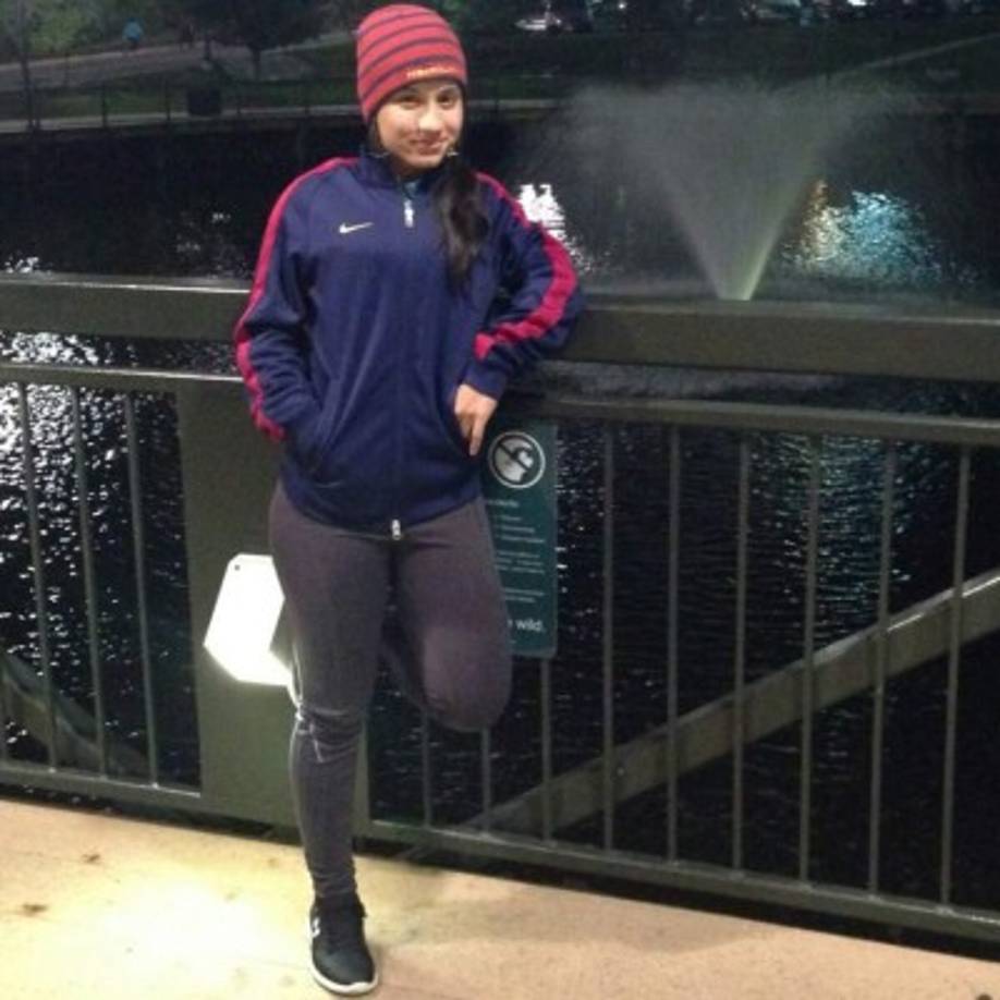 Gaby Fernández juega en la posición de delantera en el colegio en Maryland, Virginia.