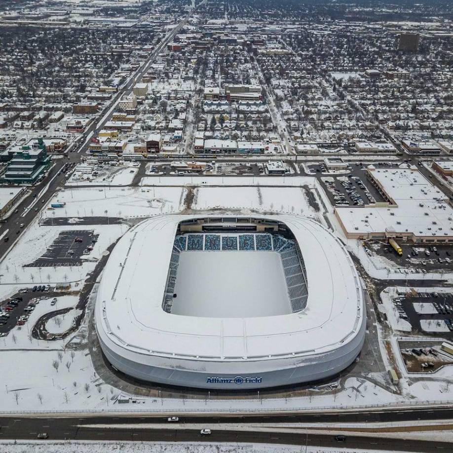 El estadio tiene bobinas de calefacción subterráneas que comenzaron a descongelar el césped natural hace unas semanas. Su propósito es estimular el crecimiento de la planta, pero también ayudó a derretir aproximadamente 10 pulgadas de nieve del césped.