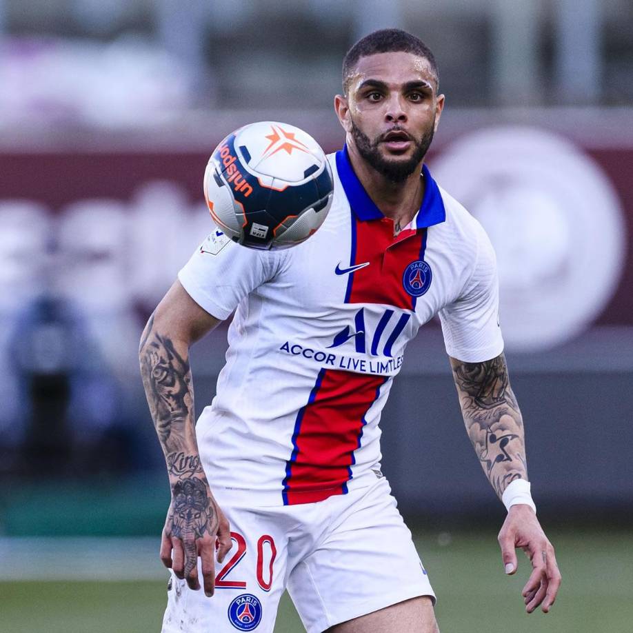 Layvin Kurzawa - El defensor francés ya se marchó el año pasado del elenco parisino para jugar a préstamo por una temporada en el Fulham. Tiene un año más de contrato con el PSG, pero parece que no lo cumplirá y se irá.