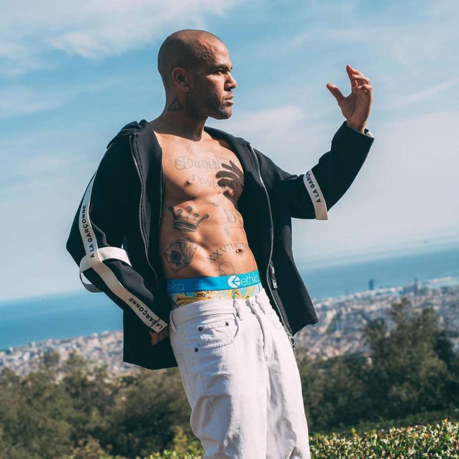 Dani Alves continúa con su vida. Y hoy lo ha demostrado al volver a las redes sociales, que tenía prácticamente abandonadas desde enero de 2023, cuando entró en prisión.