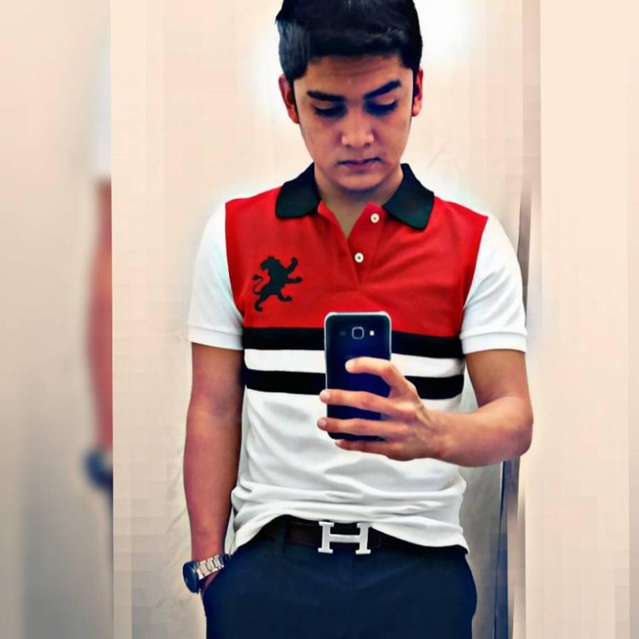 Robert iba a bordo de su motocicleta cuando, de pronto, chocó a alta velocidad con la parte trasera de una rastra.