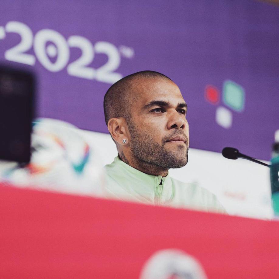 Hacia las 03.20 horas, relata el escrito del fiscal, Alves se dirigió a una puerta colindante -de acceso exclusivo a los clientes del reservado- e hizo un ademán a la joven para que se acercara, lo que la víctima hizo, sin saber cómo era la zona privada a la que acababa de entrar.