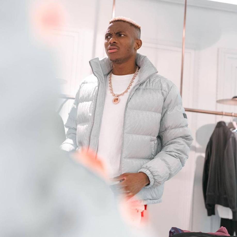 “Nada era sencillo para nosotros. Si hoy no estuviera jugando al fútbol, seguro que estaría vendiendo cosas para ayudar a mi familia”, añadió en una entrevista con el diario The Independent.