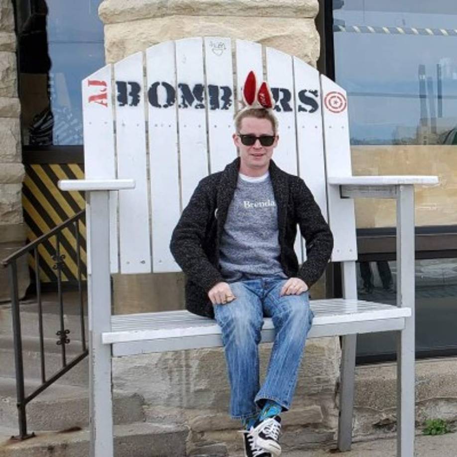 En el escrito los padres primerizos expresan estar muy contentos con la llegada de su hijo. Foto @culkamania / Instagram.