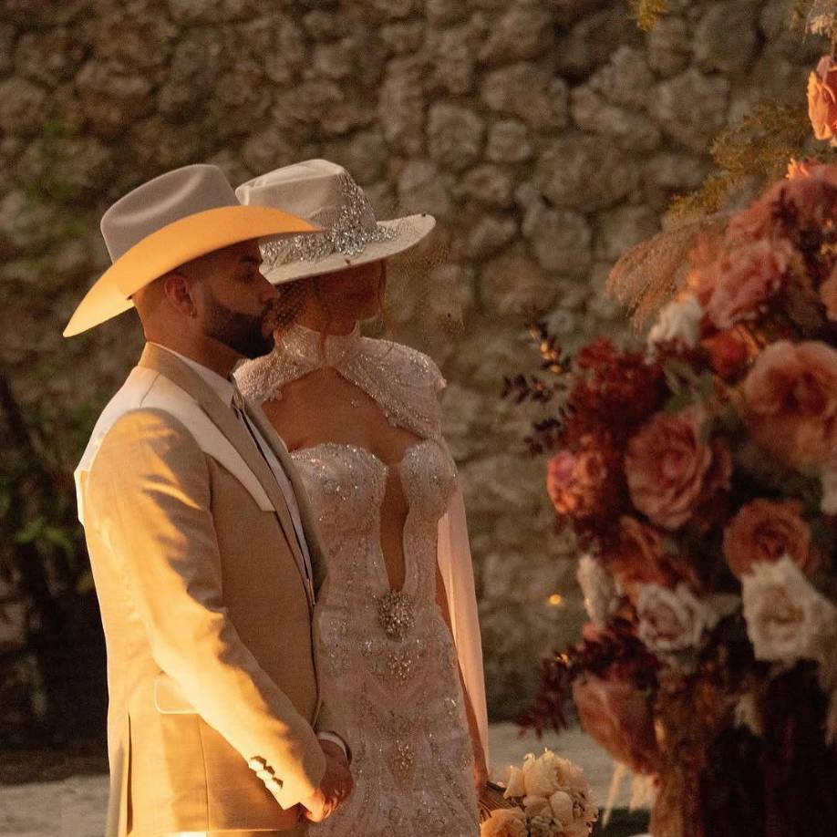 Y decidieron realizar su boda civil en un salón de fiestas en Miami con temática de un granero, que iba perfecto con el estilo <i>cowboy</i> del evento. De hecho, el traje de Mendoza incluía un sombrero vaquero, mientras que el vestido de la novia incluía una capa con bordados plata y en lugar de velo portó un sombrero con un tul pequeño para cubrir parte de su rostro.