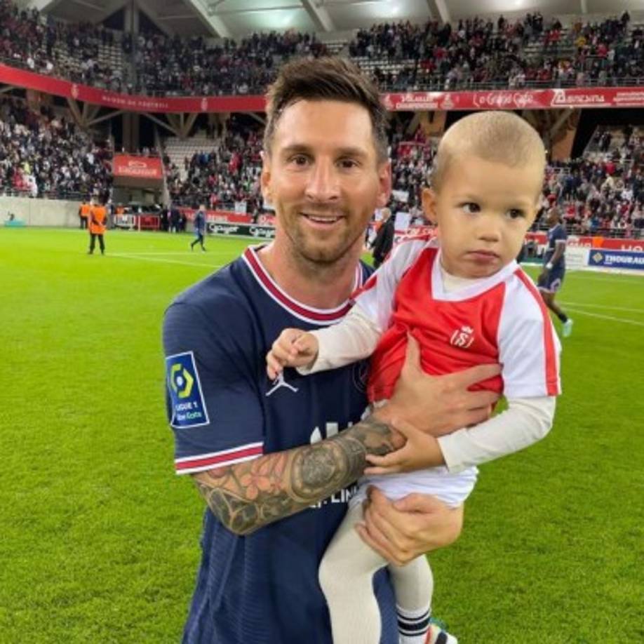 Messi muy gentil se tomó la foto con el portero del Reims.