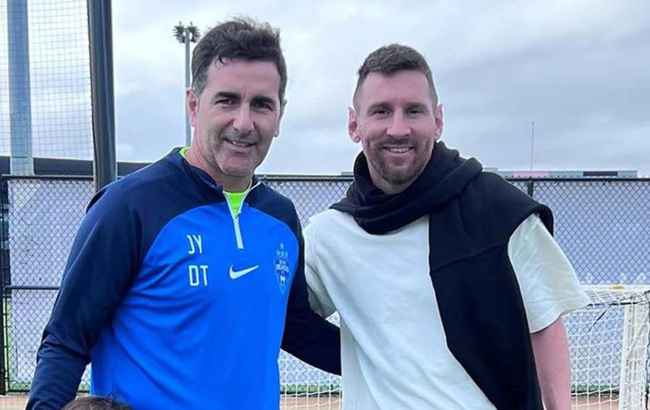 Lionel Messi compartió con el exfutbolista argentino Juan Yalet, destacado exjugador que militó en la Liga Nacional de Honduras. 