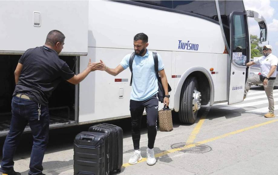 Jorge Álvarez se despide antes de ingresar al aeropuerto para viajar a República Dominicana.
