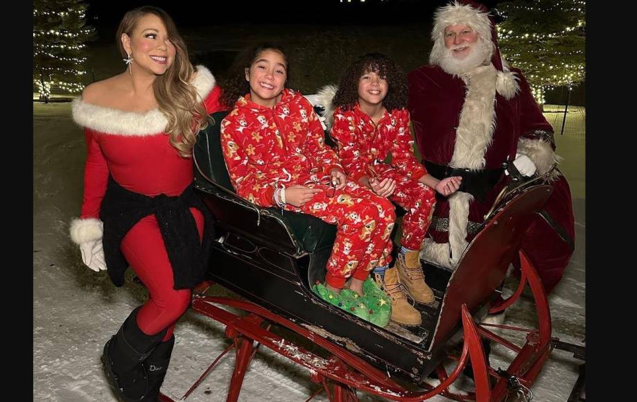 No podía faltar la reina de la Navidad, Mariah Carey. La intérprete posó junto a sus mellizos en un trineo con Santa incluido. 