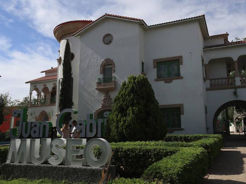 Turistas visitan la casa museo del cantautor mexicano Juan Gabriel este 25 de mayo de 2025, en Ciudad Juárez, Chihuahua (México).