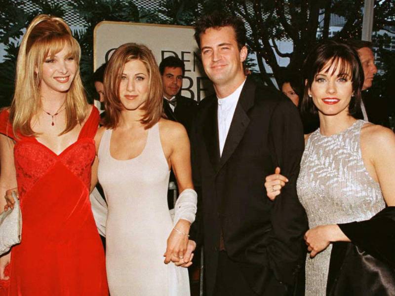 Foto de archivo de del elenco femenino junto al fallecido actor, de izquierda a derecha: Lisa Kudrow, Jennifer Aniston, Matthew Perry y Courtney Cox posan para los fotógrafos cuando llegan a la 53a edición anual de los Golden Globe Awards el 21 de enero de 1996 en Beverly Hills.
