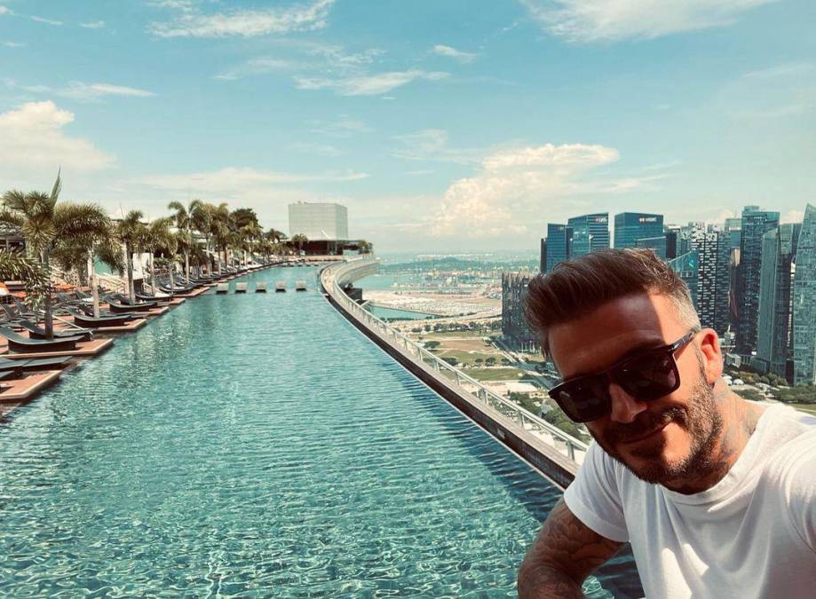 De acuerdo con ‘Daily Mail’, Beckham vive, junto con su familia, en una lujosa mansión con ocho baños, siete dormitorios, un gimnasio y spa. 