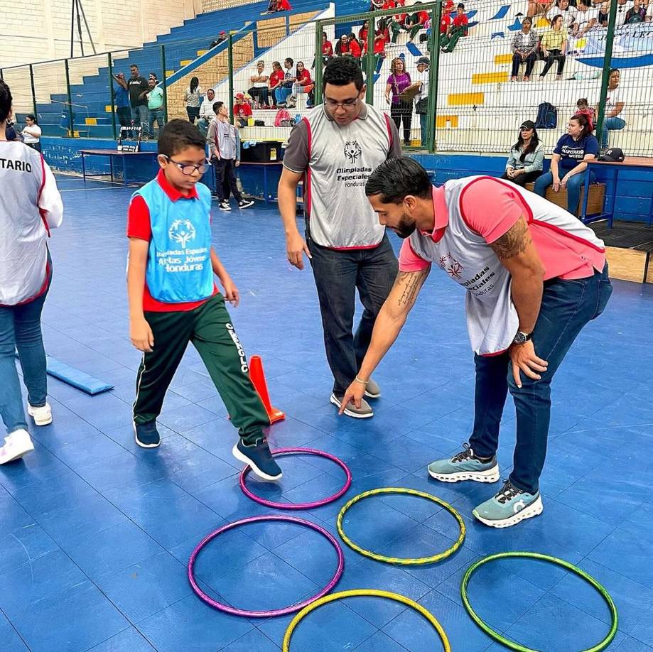 Ejemplar. Nelson Muñoz, defensa de los Potros del Olancho FC, participó en su tiempo libre como voluntario en el festival de atleta joven, organizado por Olimpiadas Especiales Honduras, con la participación de niños con capacidades especiales del Juana Lecrerc, CIRE, entre otros.