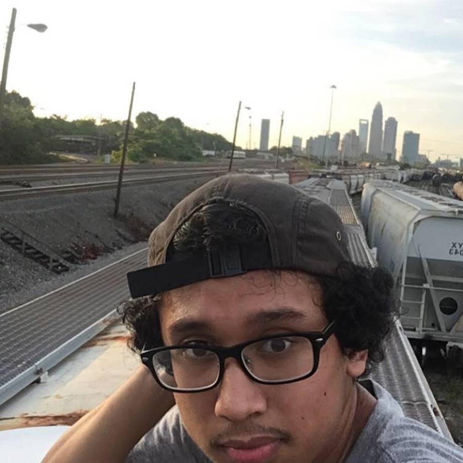 El fatal accidente ocurrió poco después de las 9 a.m. del lunes en un sitio de construcción en East Morehead Street, cerca de Euclid Avenue, informaron los bomberos.