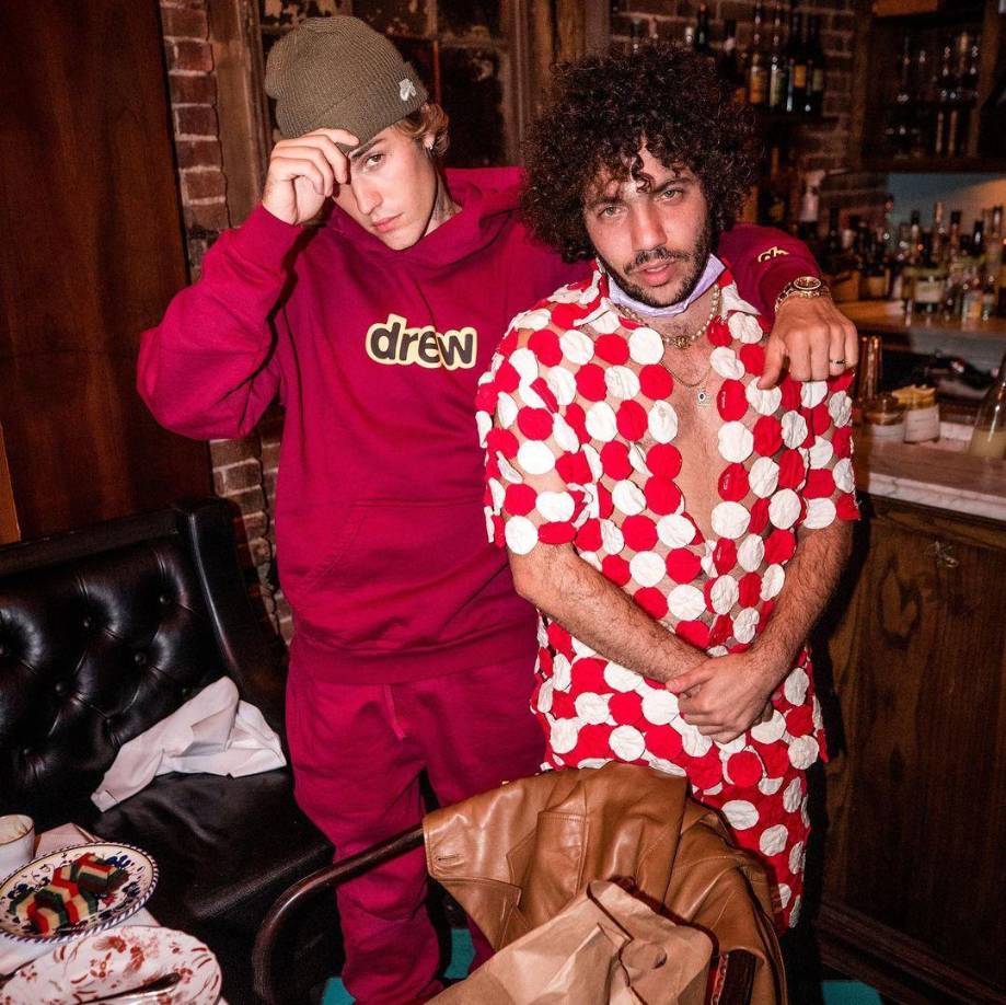 Casualmente, Benny Blanco ha sido productor musical y amigo muy cercano de Justin Bieber, ex de Selena. Benny produjo con Justin el exitoso tema Lonely. En 2020, Blanco hizo una serie de comentarios negativos contra Selena Gómez. “Selena Gómez es una desesperada, lanzó una línea de maquillaje, un programa de cocina y más canciones sólo para adquirir más fama, ella es una ‘cookie cutie artist’ (artista de la galleta), y debería aprender de su ex novio Justin Bieber, ya que él no ha hecho todo lo contrario sólo para tener más fama”.