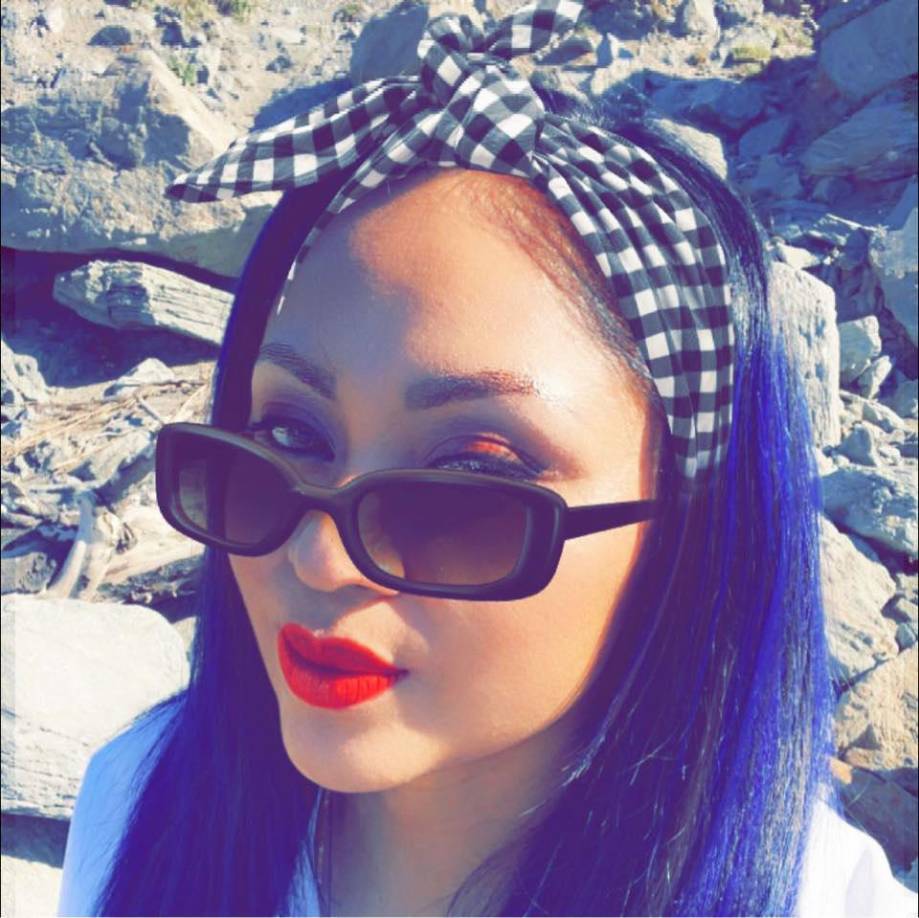 Oficiales y personal del Departamento de Bomberos intentaron auxiliarla para salvarle la vida, pero la mujer murió en la escena.