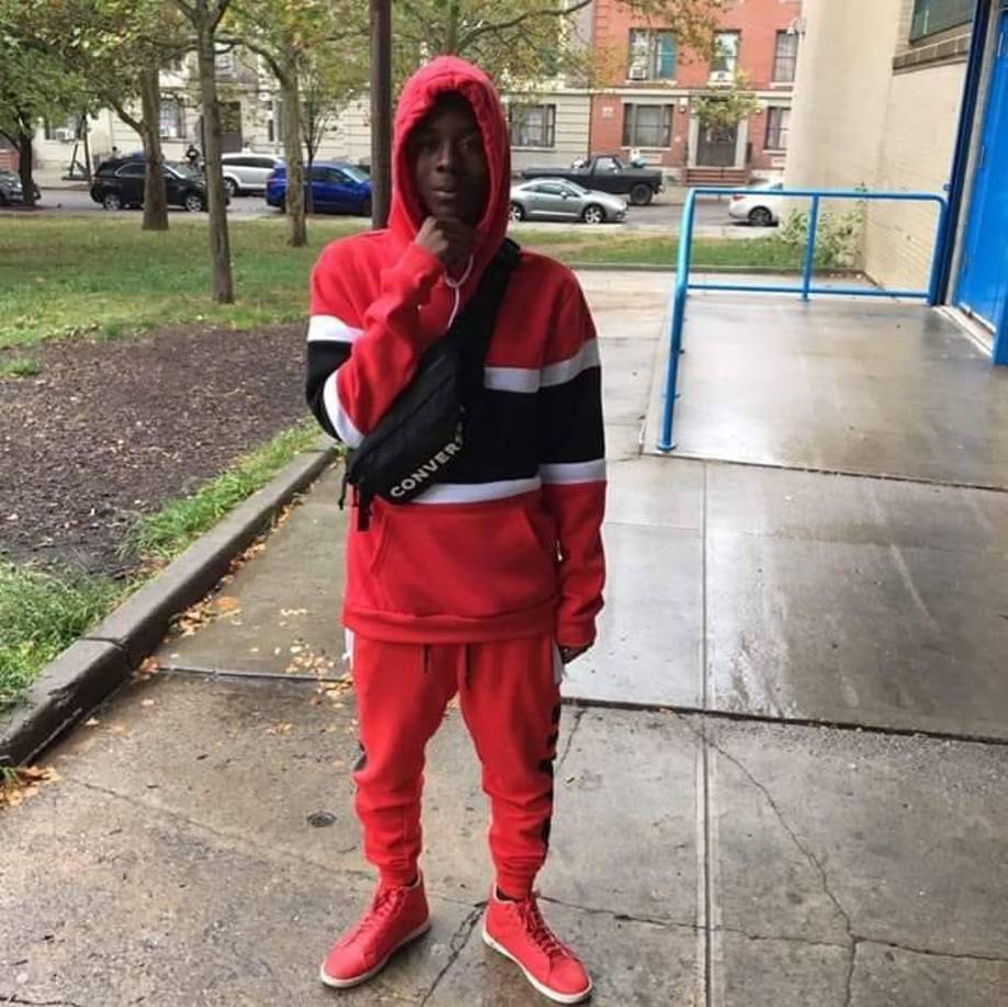 Ella dice que él se fue alrededor de las 5:00 pm. y aproximadamente una hora después, un amigo que estaba en el partido de fútbol la llamó para decirle que a Maynor le habían disparado en el parque.