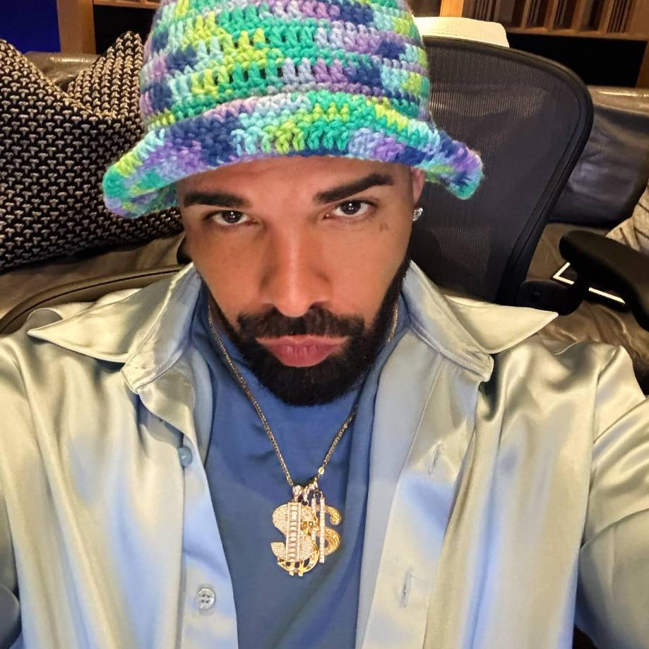 Aubrey Drake Graham conocido simplemente como Drake, es un rapero, cantante, compositor, productor discográfico y actor canado-estadounidense. Siendo una figura influyente en la música popular contemporánea, Drake ha sido acreditado por popularizar el canto y la sensibilidad del R&amp;B en el hip hop. 