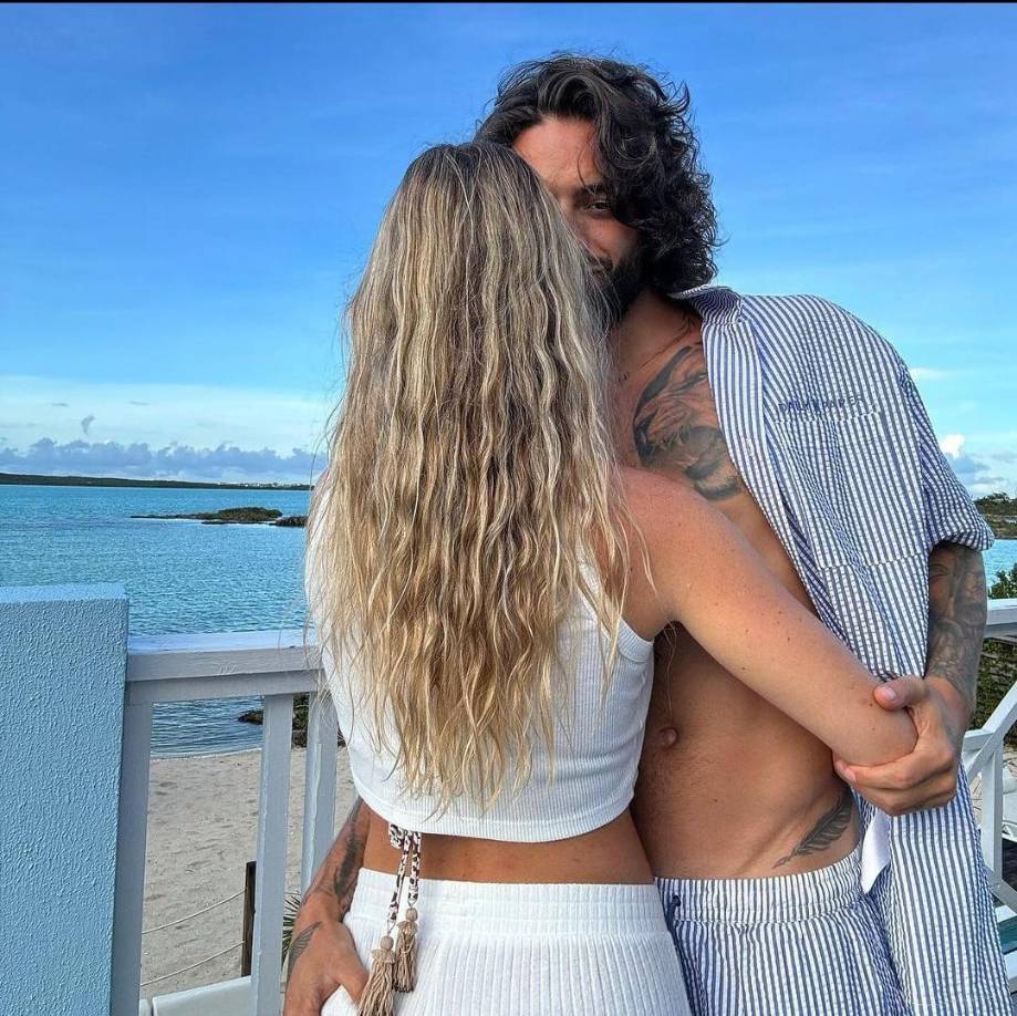 “El cantante Maluma va a ser padre este 2024, que su pareja, Susana Gómez, está embarazada. Ya se le empieza a notar la barriguita, están en perfil muy bajo, porque es algo que querían mantener en secreto”, dijo Laura Fa. 