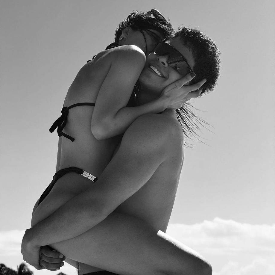Por lo mismo, ella no repara en publicar lo que se le da la gana y siente que la hace feliz. Entre ello, los momentos a solas con su novio, en esta imagen se les ve muy contentos, en traje de baño, en la playa y disfrutando su amor a lo grande. 