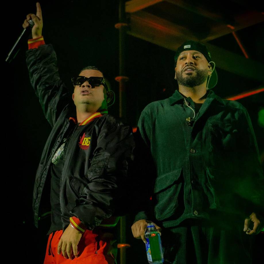 Así, los veteranos reguetoneros continuaron su espectáculo con ‘Cumpleaños’, en el que varias aficionadas ‘perreaban’ con el dúo. Luego de esta interpretaciones, el dueto presentó en el escenario a su colega y compatriota Young Miko para interpretar el tema ‘Colmillo’.