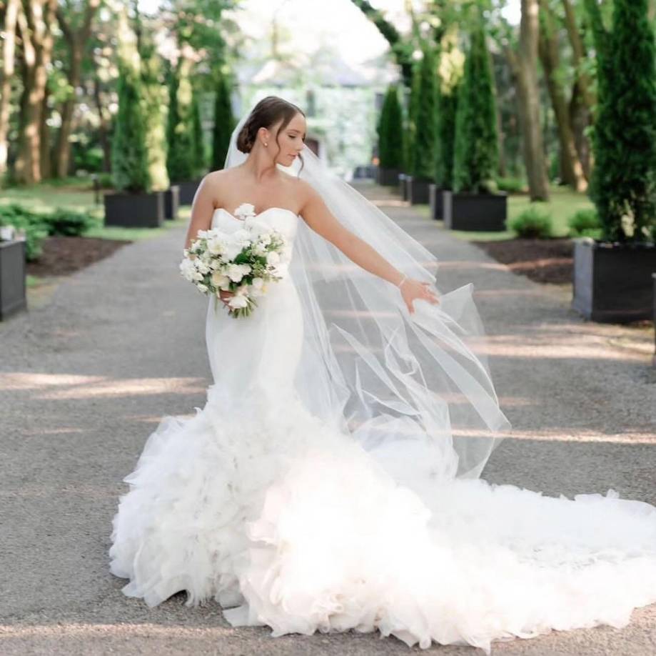 Hailie es hija de la novia de la adolescencia del famoso artista, Kimberly, con quien mantuvo una tormentosa relación durante una década y llegó a casarse en dos ocasiones. “Evan y yo nos sentimos muy agradecidos por todos los familiares y amigos que viajaron para apoyarnos y ser parte de este nuevo capítulo de nuestras vidas como marido y mujer”, escribió Hailie en sus redes sociales.