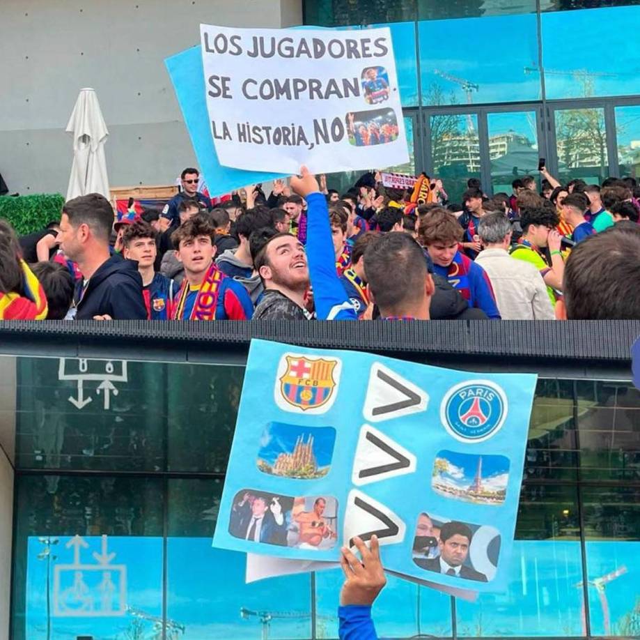 Hinchas del Barcelona que viajaron a París se burlaron del PSG con carteles en los que describían que la grandeza del club culé es mucho más que la del equipo parisino.