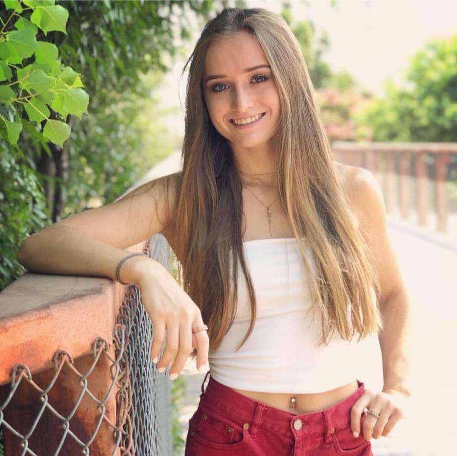 Weaver añadió, “Ella orientó a muchos atletas. Los mantuvo en marcha cuando los tiempos eran difíciles — después de graduarse, tomaba su tiempo personal para venir a saludar a todos los entrenadores y atletas. Era una competidora extremadamente feroz pero tenía tanto amor y alegría por cada persona con la que estaba”.