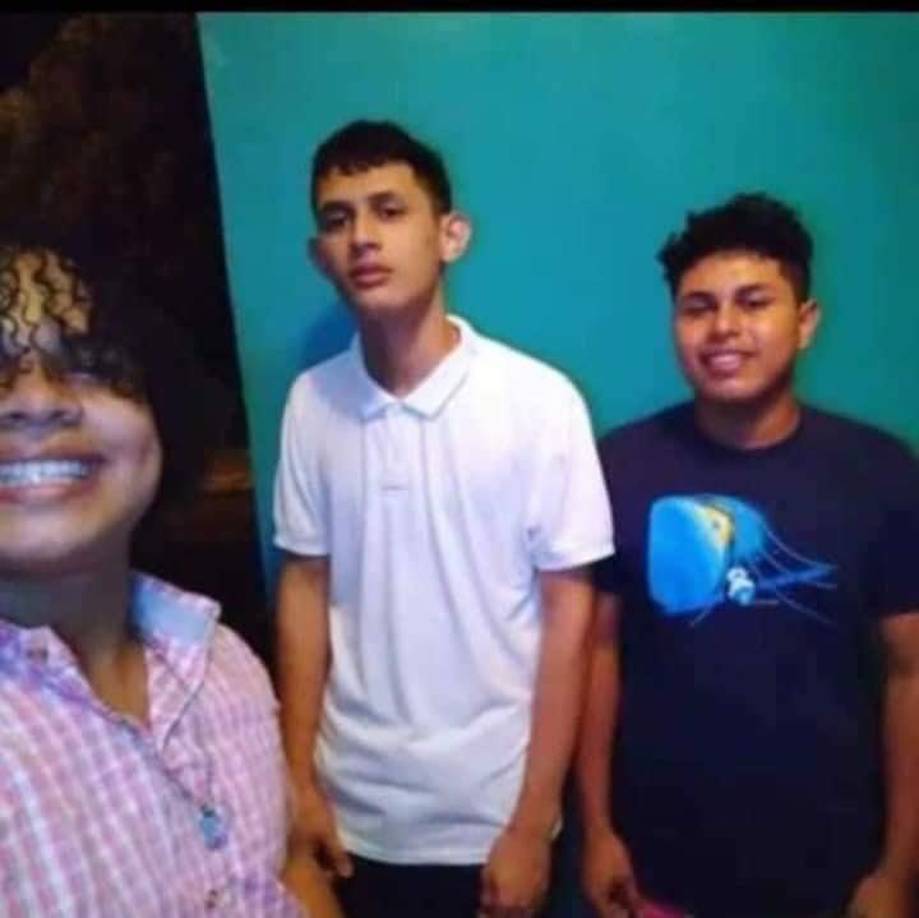 Las víctimas fueron asesinadas con armas de fuego y sus cadáveres quedaron tendidos en una calle frente a la vivienda de uno de ellos.