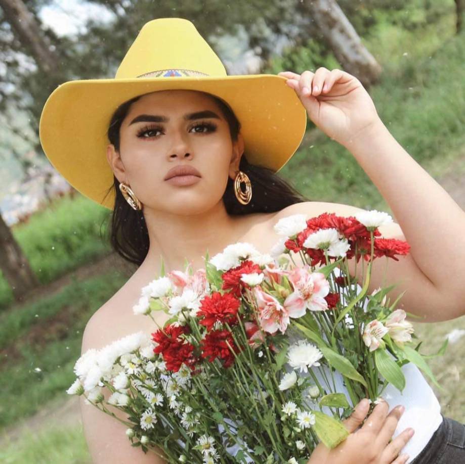 Influencer es hallada muerta en un barranco junto a otros seis cuerpos