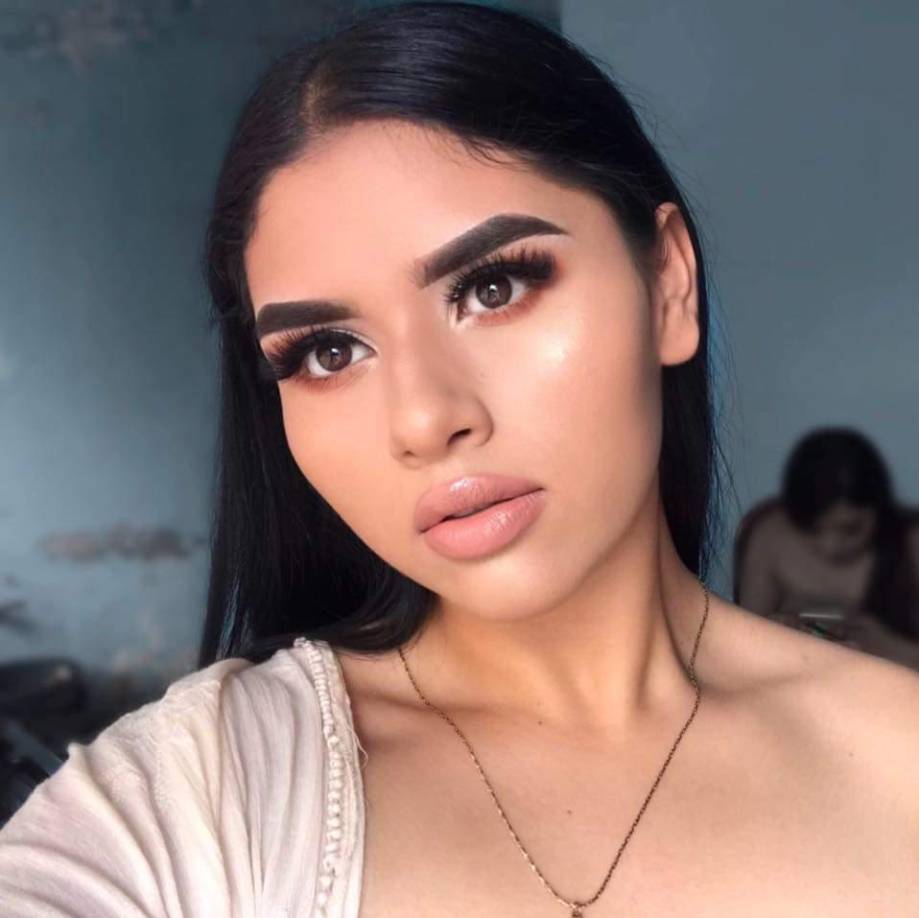 Influencer es hallada muerta en un barranco junto a otros seis cuerpos