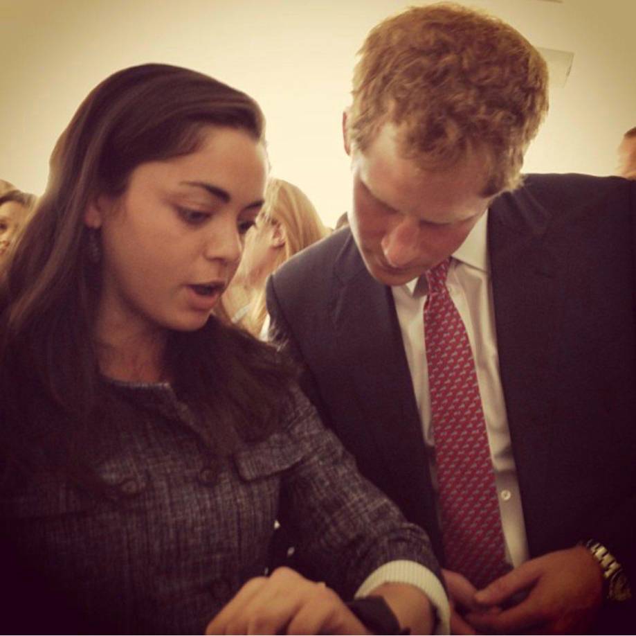 La experta publicó una foto junto al príncipe Harry afirmando que se le había solicitado explicarle las bases de la Inteligencia Artificial utilizada en startups de tecnología.