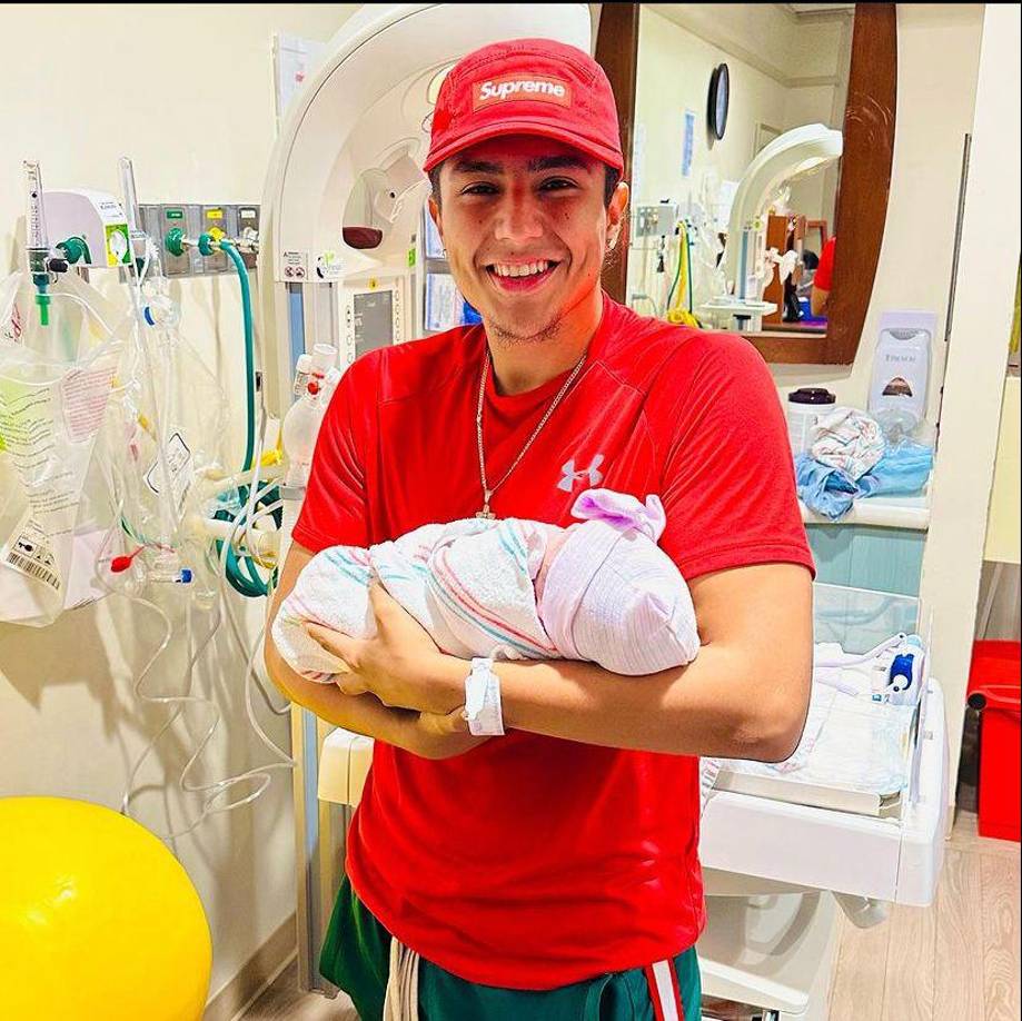 Y ha compartido sus primeras fotografías como padre. 