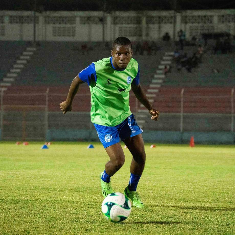 Milton Núñez - Diario La Prensa conoció que el Victoria le renovó el contrato al defensor, quien es hijo de Milton Omar ‘Tayson’ Núñez.